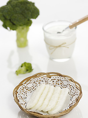 포토 JPG 스튜디오촬영 음식 채소 잔 실내 사람없음 아웃포커스 컵 세로 바구니 쿠키 과자 숟가락 아기용품 끈 브로콜리 노끈 이유식 이유식과자 국내포토 레이스천 식기 줄 디저트 촬영기법 수저 내부 직물 오브젝트 파일형식