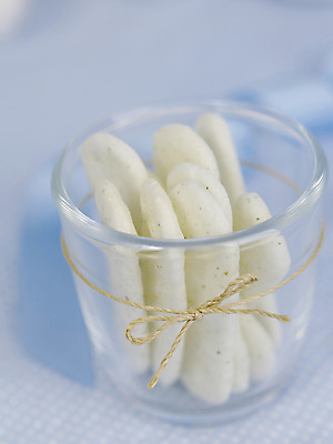 포토 JPG 스튜디오촬영 리본 음식 잔 실내 사람없음 아웃포커스 컵 세로 쿠키 과자 아기용품 끈 노끈 이유식 이유식과자 국내포토 식기 줄 디저트 촬영기법 내부 오브젝트 파일형식