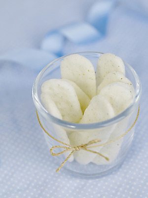 포토 JPG 스튜디오촬영 리본 음식 잔 실내 사람없음 아웃포커스 컵 세로 쿠키 과자 아기용품 끈 노끈 이유식 이유식과자 국내포토 식기 줄 디저트 촬영기법 내부 오브젝트 파일형식