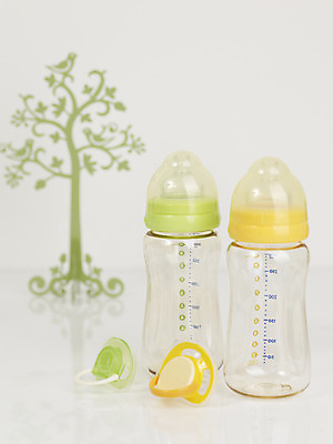 포토 JPG 스튜디오촬영 나무 생활용품 실내 사람없음 아웃포커스 세로 아기용품 젖병 노리개젖꼭지 오브젝트 나무모양 국내포토 모양 식물 촬영기법 내부 파일형식