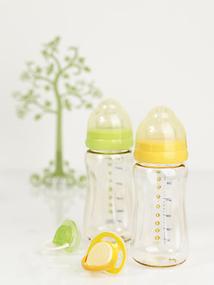 포토 JPG 스튜디오촬영 나무 생활용품 실내 사람없음 아웃포커스 세로 아기용품 젖병 노리개젖꼭지 오브젝트 나무모양 국내포토 모양 식물 촬영기법 내부 파일형식