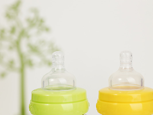 포토 JPG 스튜디오촬영 나무 생활용품 실내 사람없음 아웃포커스 가로 아기용품 젖병 노리개젖꼭지 오브젝트 나무모양 국내포토 모양 식물 촬영기법 내부 파일형식