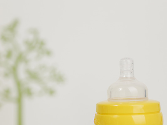 포토 JPG 스튜디오촬영 나무 생활용품 실내 사람없음 아웃포커스 가로 아기용품 젖병 노리개젖꼭지 오브젝트 나무모양 국내포토 모양 식물 촬영기법 내부 파일형식