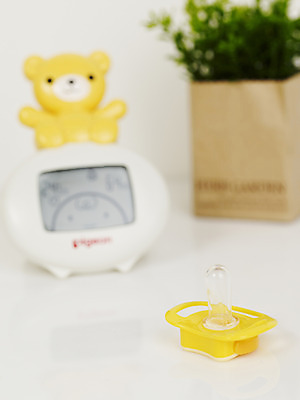 포토 JPG 스튜디오촬영 식물 화분 화초 시계 실내 사람없음 아웃포커스 세로 아기용품 풀 노리개젖꼭지 오브젝트 탁상시계 국내포토 촬영기법 내부 파일형식