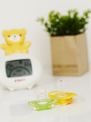 포토 JPG 스튜디오촬영 식물 화분 화초 시계 실내 사람없음 아웃포커스 세로 아기용품 풀 노리개젖꼭지 오브젝트 탁상시계 국내포토 촬영기법 내부 파일형식