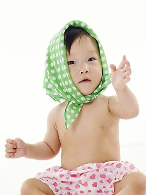 포토 JPG 스튜디오촬영 여자 딸 실내 두건 한명 사람 앉기 동양인 손짓 상반신 세로 한국인 아기 천 여자만 여자한명만 아기만 여자아기만 여자아기한명만 국내포토 1 가족 모션 인종 내부 직물 파일형식