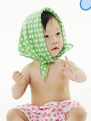 포토 JPG 스튜디오촬영 여자 딸 실내 두건 한명 사람 앉기 동양인 손짓 세로 한국인 아기 천 여자만 여자한명만 아기만 여자아기만 여자아기한명만 국내포토 1 가족 모션 인종 내부 직물 파일형식