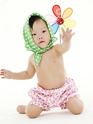 포토 JPG 스튜디오촬영 전신 여자 딸 실내 두건 한명 사람 앉기 동양인 손짓 세로 장난감 놀이용품 한국인 아기 비눗방울 천 바람개비 무당벌레 여자만 여자한명만 아기만 여자아기만 여자아기한명만 국내포토 1 곤충 가족 모션 인종 내부 직물 오브젝트 파일형식