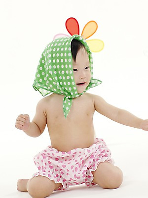 포토 JPG 스튜디오촬영 전신 여자 딸 실내 두건 한명 사람 앉기 동양인 세로 장난감 놀이용품 한국인 아기 천 바람개비 여자만 여자한명만 아기만 여자아기만 여자아기한명만 국내포토 1 가족 모션 인종 내부 직물 오브젝트 파일형식