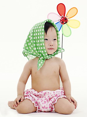 포토 JPG 스튜디오촬영 전신 여자 딸 실내 두건 한명 사람 앉기 동양인 세로 장난감 놀이용품 한국인 아기 천 바람개비 무당벌레 여자만 여자한명만 아기만 여자아기만 여자아기한명만 국내포토 1 곤충 가족 모션 인종 내부 직물 오브젝트 파일형식