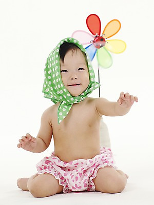 포토 JPG 스튜디오촬영 전신 여자 딸 실내 두건 한명 사람 앉기 동양인 손짓 세로 장난감 놀이용품 한국인 아기 천 바람개비 무당벌레 여자만 여자한명만 아기만 여자아기만 여자아기한명만 국내포토 1 곤충 가족 모션 인종 내부 직물 오브젝트 파일형식