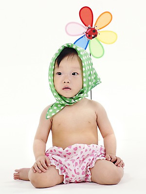 포토 JPG 스튜디오촬영 전신 여자 딸 실내 두건 한명 사람 앉기 동양인 세로 장난감 놀이용품 한국인 아기 천 바람개비 무당벌레 여자만 여자한명만 아기만 여자아기만 여자아기한명만 국내포토 1 곤충 가족 모션 인종 내부 직물 오브젝트 파일형식