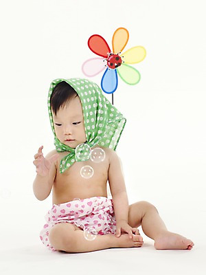 포토 JPG 스튜디오촬영 전신 여자 딸 실내 두건 한명 사람 앉기 동양인 세로 장난감 놀이용품 한국인 아기 비눗방울 바람개비 무당벌레 여자만 여자한명만 아기만 여자아기만 여자아기한명만 국내포토 1 곤충 가족 모션 인종 내부 오브젝트 파일형식