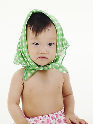 포토 JPG 스튜디오촬영 여자 딸 실내 두건 한명 사람 동양인 상반신 세로 한국인 아기 천 여자만 여자한명만 아기만 여자아기만 여자아기한명만 국내포토 1 가족 인종 내부 직물 파일형식