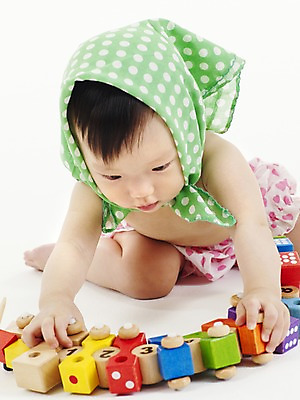 포토 JPG 스튜디오촬영 여자 딸 실내 두건 한명 사람 동양인 손짓 상반신 세로 장난감 놀이용품 한국인 아기 천 여자만 여자한명만 아기만 여자아기만 여자아기한명만 국내포토 1 가족 모션 인종 내부 직물 오브젝트 파일형식