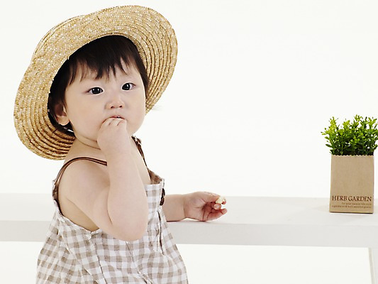 포토 JPG 스튜디오촬영 식물 모자 원피스 여자 딸 화분 화초 음식 의자 실내 한명 사람 동양인 손짓 상반신 가로 과자 한국인 아기 풀 먹기 여자만 여자한명만 아기만 여자아기만 여자아기한명만 국내포토 1 잡화 옷 가구 가족 모션 디저트 인종 내부 파일형식