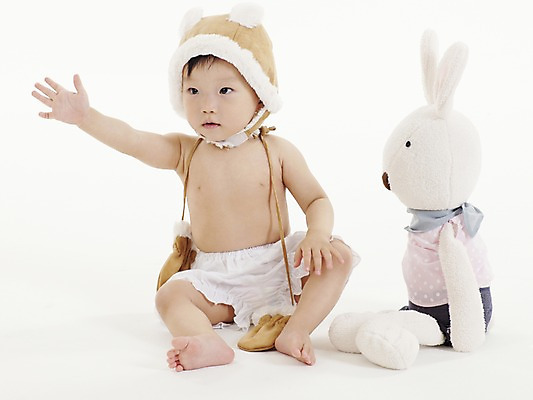 포토 JPG 스튜디오촬영 모자 여자 딸 인형 털모자 실내 한명 사람 동양인 손짓 가로 한국인 아기 털장갑 토끼인형 여자만 여자한명만 아기만 여자아기만 여자아기한명만 국내포토 모자_잡화 1 잡화 장갑 가족 모션 인종 내부 토끼 파일형식