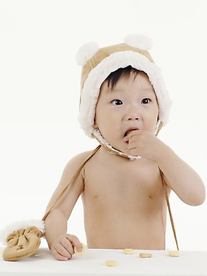 포토 JPG 스튜디오촬영 모자 여자 딸 음식 의자 디저트 털모자 실내 한명 사람 동양인 손짓 상반신 세로 과자 한국인 아기 먹기 여자만 여자한명만 아기만 여자아기만 여자아기한명만 국내포토 모자_잡화 1 잡화 가구 가족 모션 인종 내부 파일형식