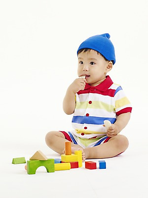 포토 JPG 스튜디오촬영 전신 모자 남자 아들 음식 디저트 실내 한명 사람 앉기 동양인 손짓 세로 장난감 놀이용품 과자 블록 한국인 아기 먹기 비니 남자만 남자한명만 아기만 남자아기만 남자아기한명만 국내포토 모자_잡화 1 잡화 가족 모션 인종 내부 오브젝트 파일형식