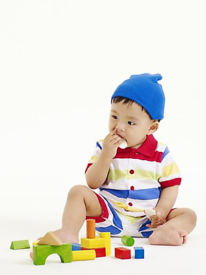 포토 JPG 스튜디오촬영 전신 모자 남자 아들 음식 디저트 실내 한명 사람 앉기 동양인 손짓 세로 장난감 놀이용품 과자 블록 한국인 아기 먹기 비니 남자만 남자한명만 아기만 남자아기만 남자아기한명만 국내포토 모자_잡화 1 잡화 가족 모션 인종 내부 오브젝트 파일형식