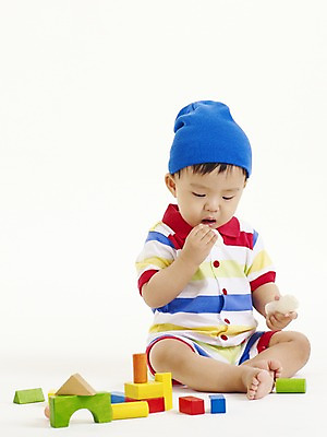 포토 JPG 스튜디오촬영 전신 모자 남자 아들 음식 디저트 실내 한명 사람 앉기 동양인 손짓 세로 장난감 놀이용품 과자 블록 한국인 아기 먹기 비니 남자만 남자한명만 아기만 남자아기만 남자아기한명만 국내포토 모자_잡화 1 잡화 가족 모션 인종 내부 오브젝트 파일형식