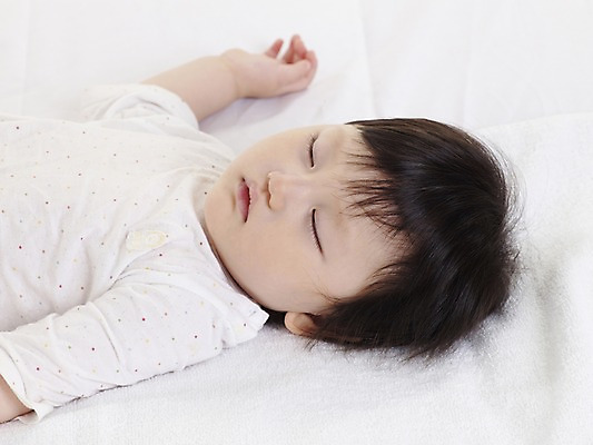 포토 JPG 스튜디오촬영 여자 딸 얼굴 실내 한명 사람 동양인 근접촬영 신체부위 가로 수건 눕기 한국인 아기 잠 수면 여자만 여자한명만 아기만 여자아기만 여자아기한명만 국내포토 1 뷰포인트 가족 모션 인종 내부 물 위생용품 파일형식