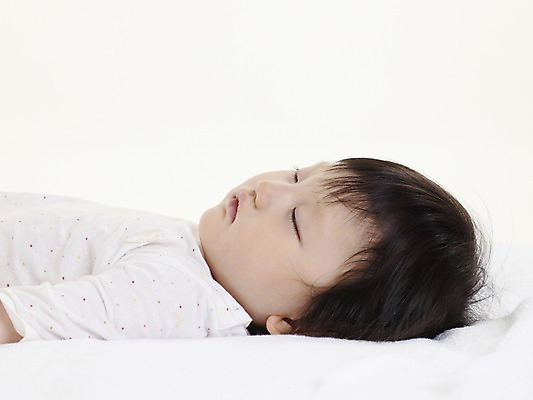 포토 JPG 스튜디오촬영 여자 딸 실내 한명 사람 동양인 가로 수건 눕기 한국인 아기 잠 수면 여자만 여자한명만 아기만 여자아기만 여자아기한명만 국내포토 1 가족 모션 인종 내부 물 위생용품 파일형식