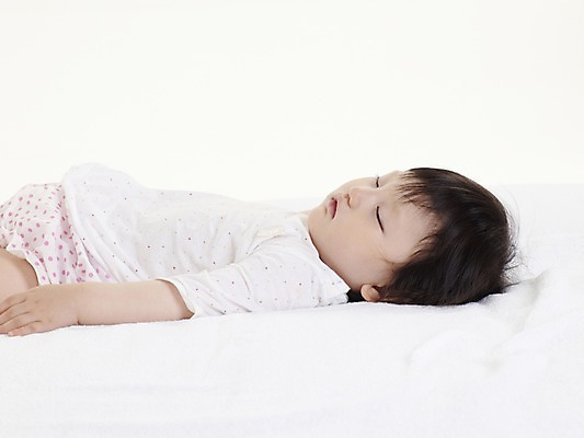 포토 JPG 스튜디오촬영 여자 딸 실내 한명 사람 동양인 가로 수건 눕기 한국인 아기 잠 수면 여자만 여자한명만 아기만 여자아기만 여자아기한명만 국내포토 1 가족 모션 인종 내부 물 위생용품 파일형식