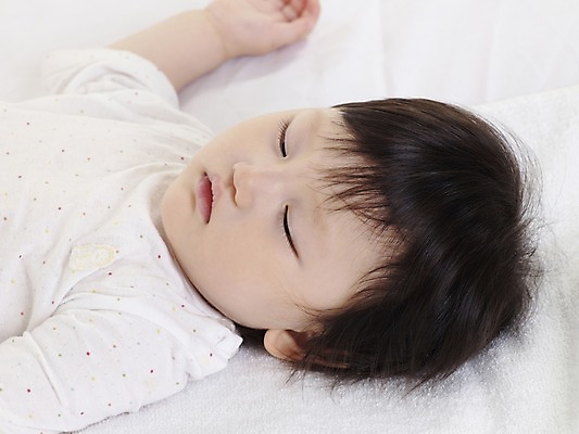 포토 JPG 스튜디오촬영 여자 딸 얼굴 실내 한명 사람 동양인 근접촬영 신체부위 가로 수건 눕기 한국인 아기 잠 수면 여자만 여자한명만 아기만 여자아기만 여자아기한명만 국내포토 1 뷰포인트 가족 모션 인종 내부 물 위생용품 파일형식