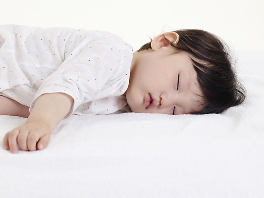 포토 JPG 스튜디오촬영 여자 딸 실내 한명 사람 동양인 가로 수건 눕기 한국인 아기 잠 수면 여자만 여자한명만 아기만 여자아기만 여자아기한명만 국내포토 1 가족 모션 인종 내부 물 위생용품 파일형식