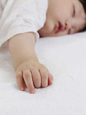 포토 JPG 스튜디오촬영 손 여자 딸 실내 한명 사람 동양인 근접촬영 신체부위 세로 수건 눕기 한국인 아기 잠 수면 아기만 국내포토 1 뷰포인트 가족 모션 인종 내부 물 위생용품 파일형식