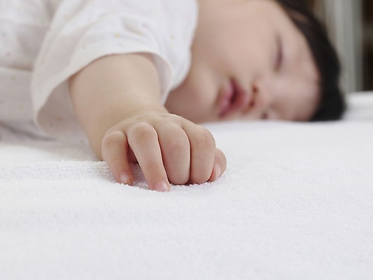 포토 JPG 스튜디오촬영 손 여자 딸 실내 한명 사람 동양인 근접촬영 신체부위 가로 수건 눕기 한국인 아기 잠 수면 아기만 국내포토 1 뷰포인트 가족 모션 인종 내부 물 위생용품 파일형식