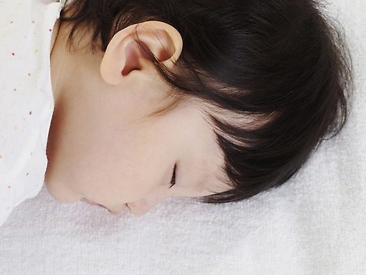 포토 JPG 스튜디오촬영 여자 딸 얼굴 실내 한명 사람 동양인 근접촬영 옆모습 신체부위 가로 수건 눕기 한국인 아기 잠 수면 여자만 여자한명만 아기만 여자아기만 여자아기한명만 국내포토 1 뷰포인트 가족 모션 인종 내부 물 위생용품 파일형식