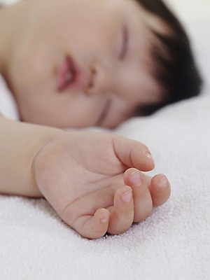 포토 JPG 스튜디오촬영 손 여자 딸 실내 한명 사람 동양인 근접촬영 신체부위 세로 수건 눕기 한국인 아기 잠 수면 아기만 국내포토 1 뷰포인트 가족 모션 인종 내부 물 위생용품 파일형식