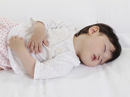 포토 JPG 스튜디오촬영 여자 딸 실내 한명 사람 동양인 가로 수건 눕기 한국인 아기 잠 수면 여자만 여자한명만 아기만 여자아기만 여자아기한명만 국내포토 1 가족 모션 인종 내부 물 위생용품 파일형식