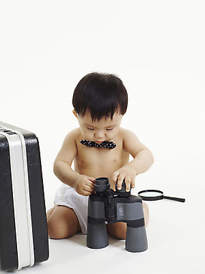 포토 JPG 스튜디오촬영 전신 남자 아들 서류가방 가방 돋보기 나비넥타이 실내 한명 사람 앉기 동양인 세로 망원경 한국인 아기 남자만 남자한명만 아기만 남자아기만 남자아기한명만 국내포토 1 잡화 가족 모션 넥타이 인종 내부 파일형식