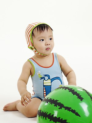 포토 JPG 스튜디오촬영 전신 모자 남자 아들 공 실내 한명 사람 앉기 동양인 세로 한국인 아기 비치볼 수박모양 남자만 남자한명만 아기만 남자아기만 남자아기한명만 국내포토 모양 1 잡화 가족 모션 바캉스용품 인종 내부 파일형식