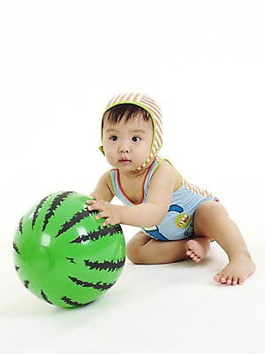 포토 JPG 스튜디오촬영 전신 모자 남자 아들 공 실내 한명 사람 앉기 동양인 세로 한국인 아기 비치볼 수박모양 남자만 남자한명만 아기만 남자아기만 남자아기한명만 국내포토 모양 1 잡화 가족 모션 바캉스용품 인종 내부 파일형식