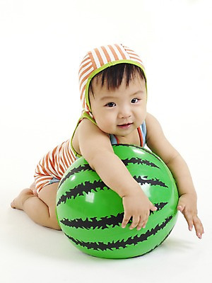 포토 JPG 스튜디오촬영 모자 남자 아들 공 실내 한명 사람 동양인 손짓 세로 한국인 아기 비치볼 수박모양 남자만 남자한명만 아기만 남자아기만 남자아기한명만 국내포토 모양 1 잡화 가족 모션 바캉스용품 인종 내부 파일형식