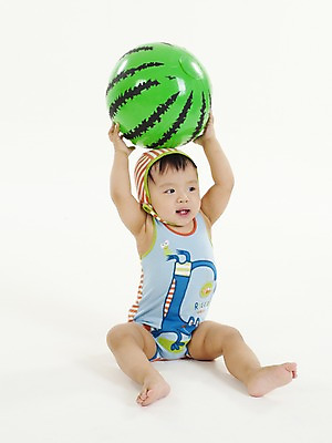 포토 JPG 스튜디오촬영 전신 모자 남자 아들 공 실내 한명 들기 사람 앉기 동양인 손짓 세로 한국인 아기 비치볼 수박모양 남자만 남자한명만 아기만 남자아기만 남자아기한명만 국내포토 모양 1 잡화 가족 모션 바캉스용품 인종 내부 파일형식