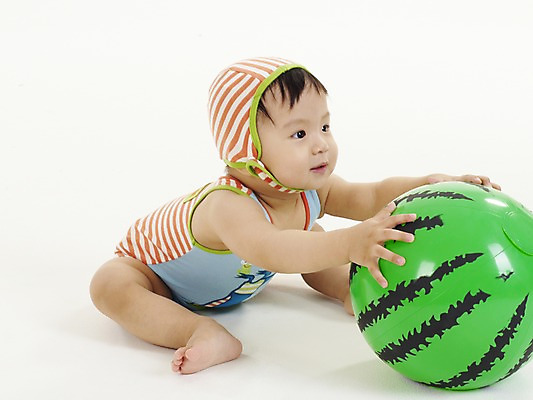 포토 JPG 스튜디오촬영 전신 모자 남자 아들 공 실내 한명 사람 앉기 동양인 손짓 가로 한국인 아기 비치볼 수박모양 남자만 남자한명만 아기만 남자아기만 남자아기한명만 국내포토 모양 1 잡화 가족 모션 바캉스용품 인종 내부 파일형식