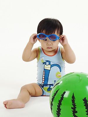 포토 JPG 스튜디오촬영 전신 남자 아들 공 실내 한명 사람 앉기 동양인 손짓 세로 선글라스 한국인 아기 쓰는 비치볼 수박모양 남자만 남자한명만 아기만 남자아기만 남자아기한명만 국내포토 모양 1 안경 가족 모션 바캉스용품 인종 내부 파일형식