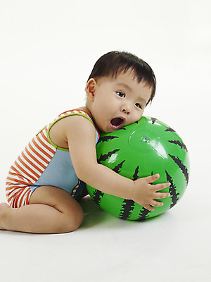 포토 JPG 스튜디오촬영 남자 아들 공 실내 한명 사람 동양인 손짓 세로 한국인 아기 비치볼 수박모양 남자만 남자한명만 아기만 남자아기만 남자아기한명만 국내포토 모양 1 가족 모션 바캉스용품 인종 내부 파일형식