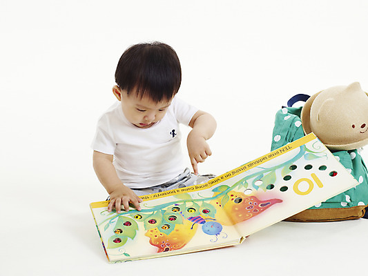 포토 JPG 스튜디오촬영 전신 모자 남자 아들 가방 반바지 배낭 실내 한명 사람 앉기 동양인 손짓 책 가로 캐주얼 한국인 아기 동화책 남자만 남자한명만 아기만 남자아기만 남자아기한명만 국내포토 1 잡화 옷 바지 가족 모션 인종 내부 파일형식