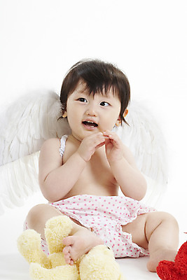 포토 JPG 스튜디오촬영 전신 여자 딸 인형 날개 천사 실내 한명 사람 앉기 동양인 손짓 상반신 세로 곰인형 한국인 아기 여자만 여자한명만 아기만 여자아기만 여자아기한명만 국내포토 1 가족 모션 인종 내부 파일형식