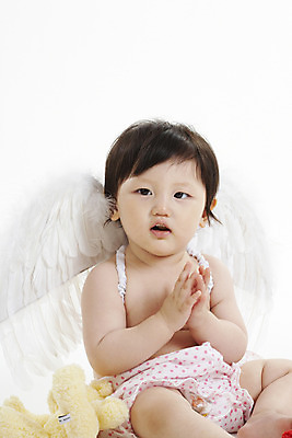 포토 JPG 스튜디오촬영 여자 딸 인형 날개 천사 실내 한명 사람 앉기 동양인 손짓 상반신 세로 곰인형 한국인 아기 박수 여자만 여자한명만 아기만 여자아기만 여자아기한명만 국내포토 1 가족 모션 인종 내부 파일형식