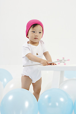 포토 JPG 스튜디오촬영 모자 여자 딸 의자 실내 한명 서기 사람 동양인 상반신 세로 장난감 한국인 아기 풍선 비니 마술지팡이 별막대기 요술지팡이 여자만 여자한명만 아기만 여자아기만 여자아기한명만 국내포토 모자_잡화 1 잡화 가구 가족 모션 인종 내부 막대기 마술도구 파일형식