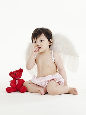 포토 JPG 스튜디오촬영 전신 여자 딸 인형 날개 천사 실내 한명 사람 앉기 동양인 손짓 상반신 세로 곰인형 한국인 아기 먹기 여자만 여자한명만 아기만 여자아기만 여자아기한명만 국내포토 1 가족 모션 인종 내부 파일형식