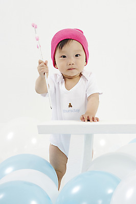 포토 JPG 스튜디오촬영 모자 여자 딸 의자 실내 한명 사람 동양인 손짓 상반신 세로 장난감 한국인 아기 풍선 비니 마술지팡이 별막대기 요술지팡이 여자만 여자한명만 아기만 여자아기만 여자아기한명만 국내포토 모자_잡화 1 잡화 가구 가족 모션 인종 내부 막대기 마술도구 파일형식