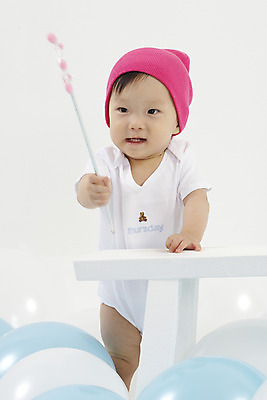 포토 JPG 스튜디오촬영 모자 여자 딸 의자 실내 한명 서기 사람 동양인 손짓 상반신 세로 장난감 한국인 아기 풍선 비니 마술지팡이 별막대기 요술지팡이 여자만 여자한명만 아기만 여자아기만 여자아기한명만 국내포토 모자_잡화 1 잡화 가구 가족 모션 인종 내부 막대기 마술도구 파일형식